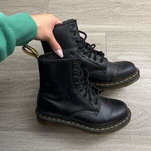 DR. MARTENS LEATHER LACE UP BOOTS